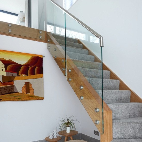 Комбинированная лестница со стеклянным ограждением