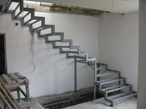 Металлический каркас межэтажной лестницы