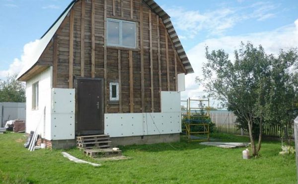 Воздушный зазор обеспечивают набитые на стену бруски, к которым крепится пенополистирол