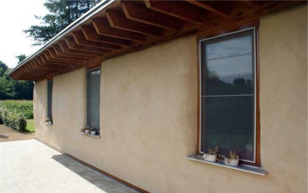 Декоративная отделка глиняной штукатурки выполняется известковой побелкой или паропроницаемыми фасадными красками