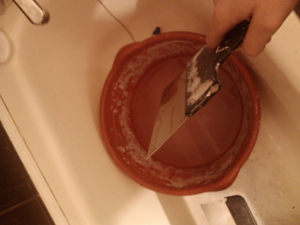 Шпатель и таз для выравнивания стены