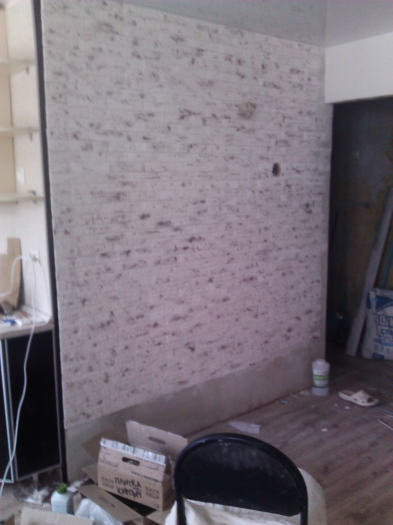 Процесс приклеивания декоративной плитки к стене