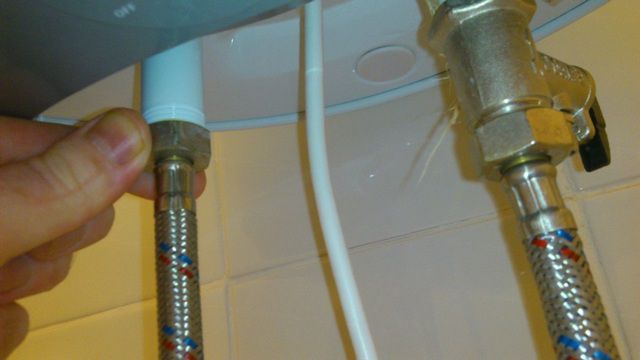 Патрубок горячей воды можно соединять с трубой безо всяких промежуточных устройств