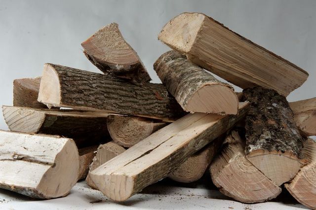 Какими дровами лучше топить печь: выбираем лучшие породы для топления печи в доме5