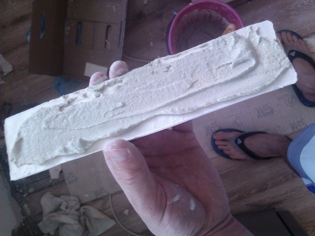 Наносим клей на плитку