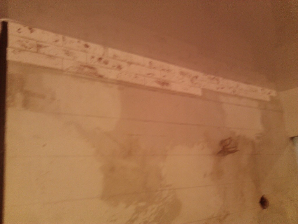 Начинаем приклеивать плитку сверху стены