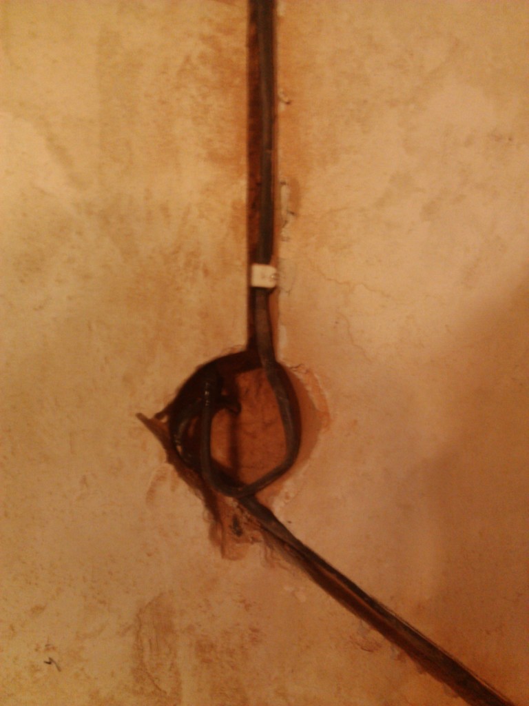 Прокладываем проводку под розетку в стене