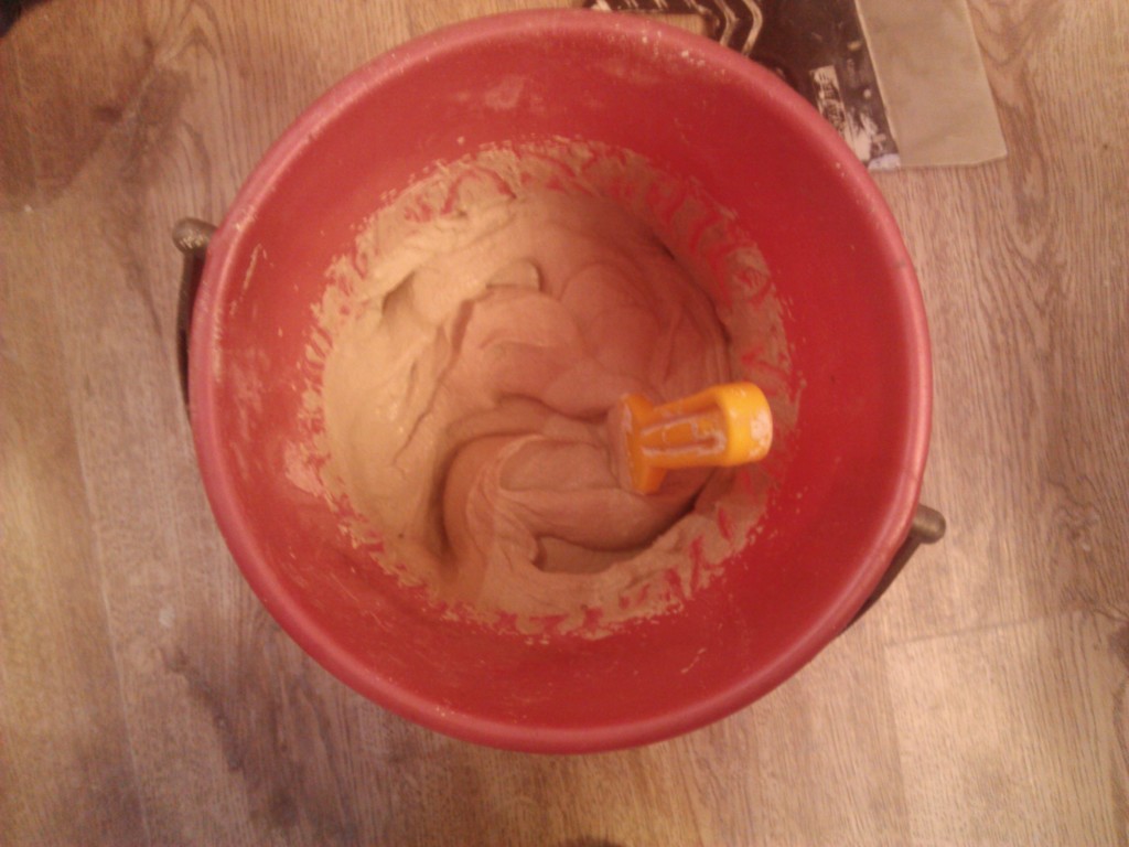 Разводим клей для плитки в ведре с водой