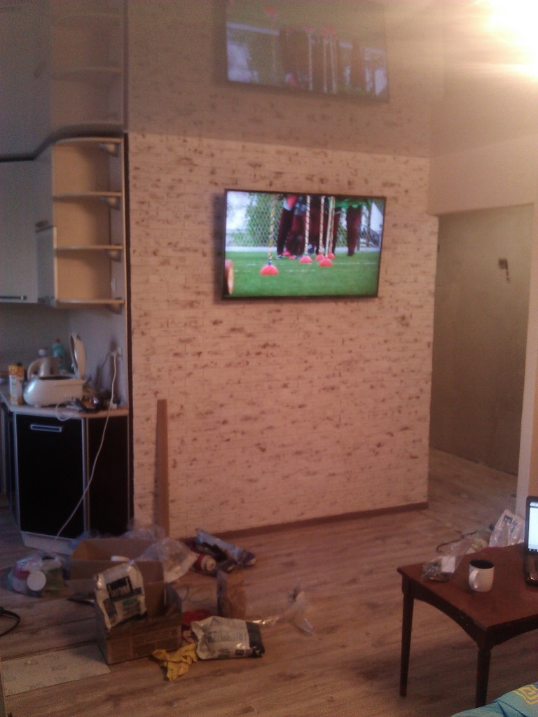 Стена отделана декоративной плиткой - финальная версия