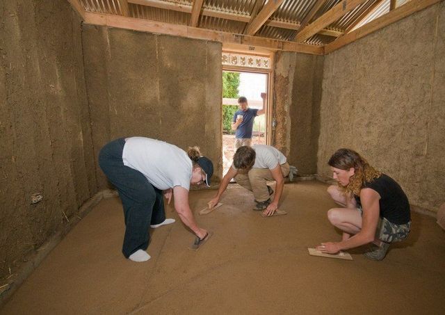 Затирка глиняного пола