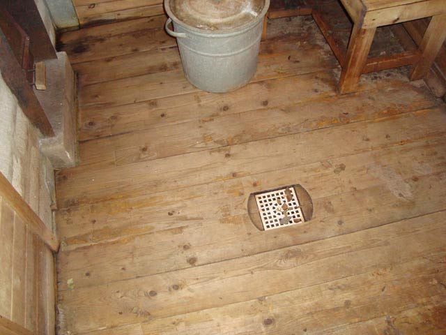деревянный пол в бане со сливом