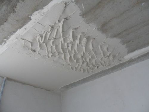 Как штукатурить потолок