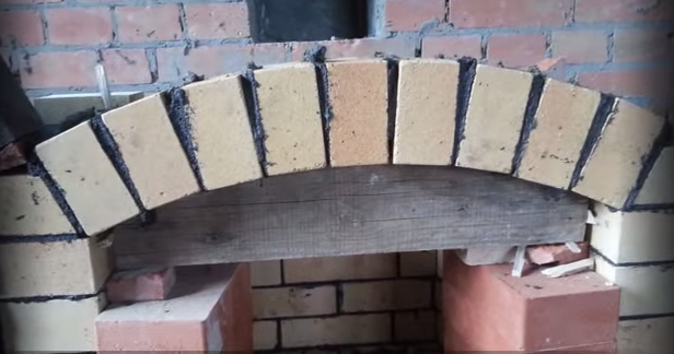 как сделать арку камина из кирпича
