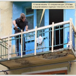 На металлическое ограждение устанавливаем рейки