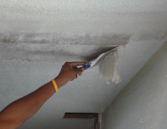 Очистка потолка шпателем