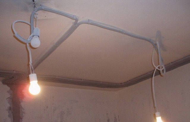 На потолке провода могут быть размещены произвольно