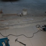 Процесс укладки керамогранита на пол в гараже