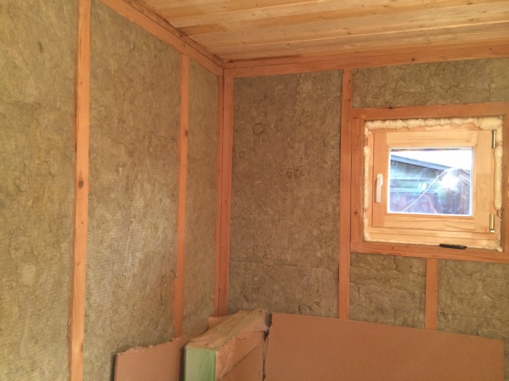 Видео установленное окно, теплоизоляцию и кусочек чернового потолка