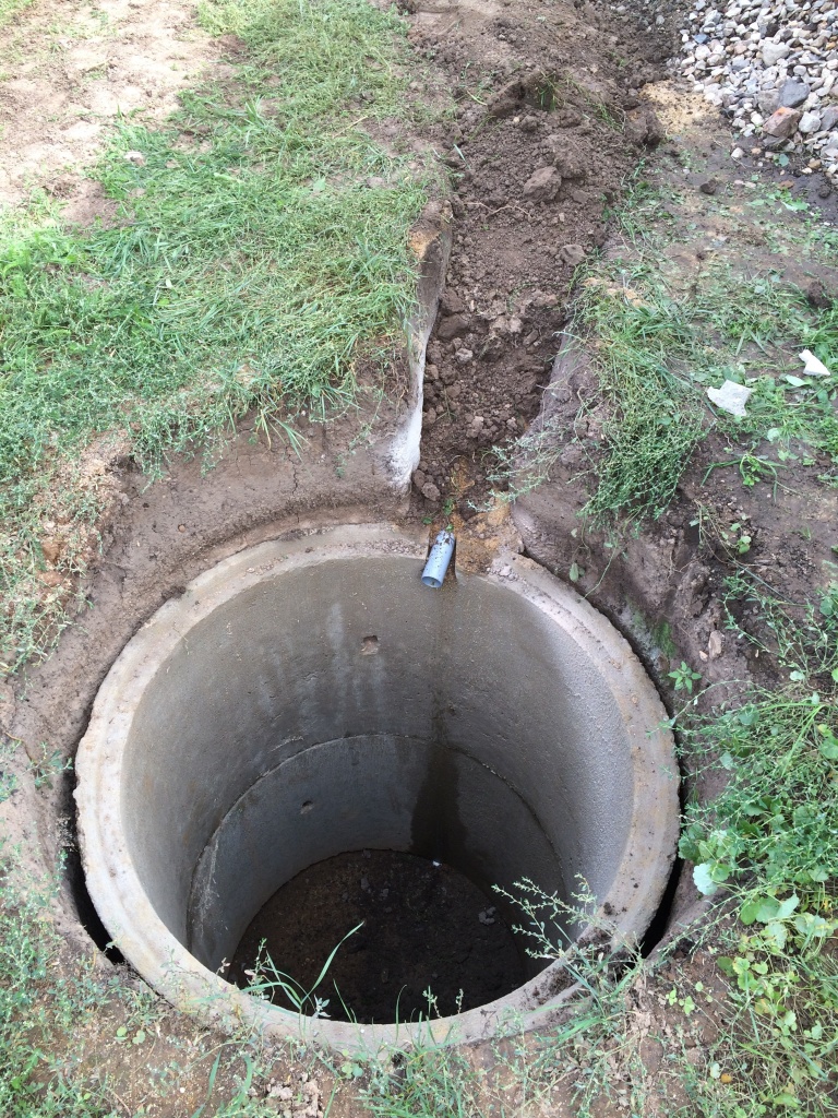 Выгребная яма со стенками из бетонных колец