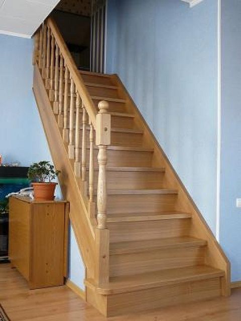 Очень симпатичная, несложная одномаршевая лестница