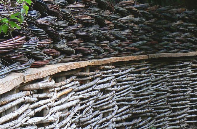 Плетеный забор 44 фото австрийская плетенка из досок и пвх декоративные деревянные ворота-плетень из ивы и дерева