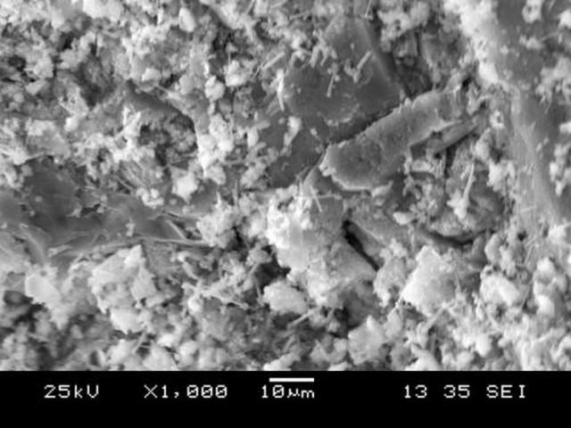 Процесс кристаллизации бетона под мощным микроскопом