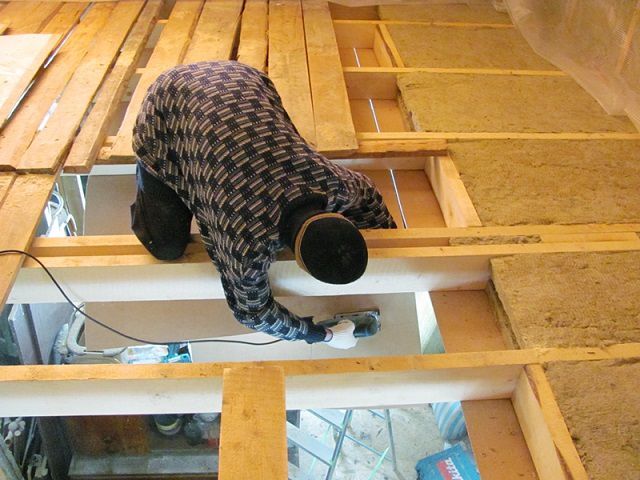 Как сделать потолок в деревянном доме своими руками: инструкция и каких ключевых ошибок нужно избегать