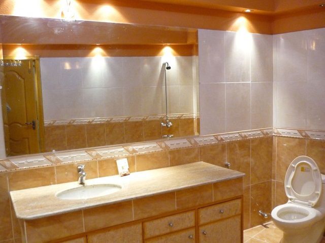 Ванные комнаты, лишенные естественного света, требуют особого подхода к освещению