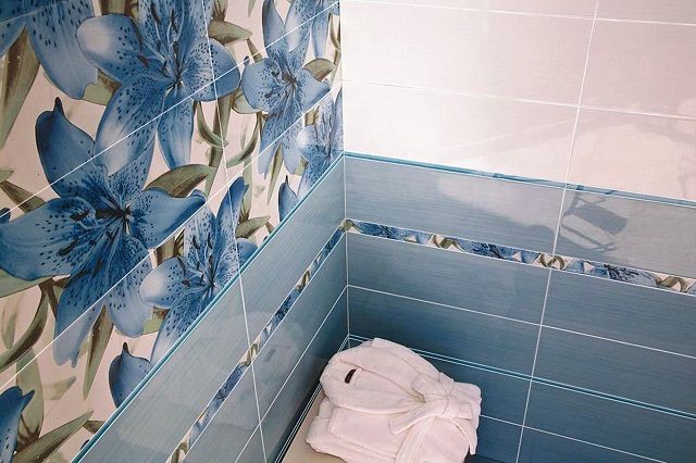 Самым популярным вариантом отделки ванной остается керамическая плитка