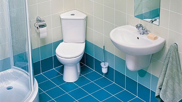 Нередко оптимальным решением может стать унитаз, конструкция которого предусматривает установку в углу ванной