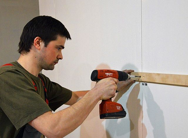 как прикрепить деревянные рейки к стене