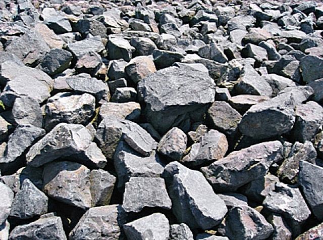 Невзрачные на вид камни - сырье для производства базальтовой ваты