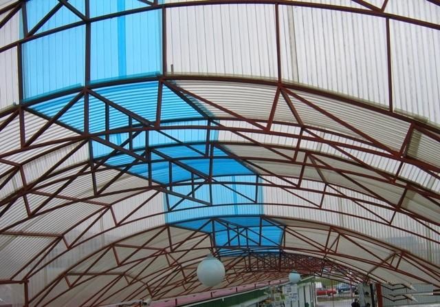 Прозрачная вставка на арочной конструкции кровли