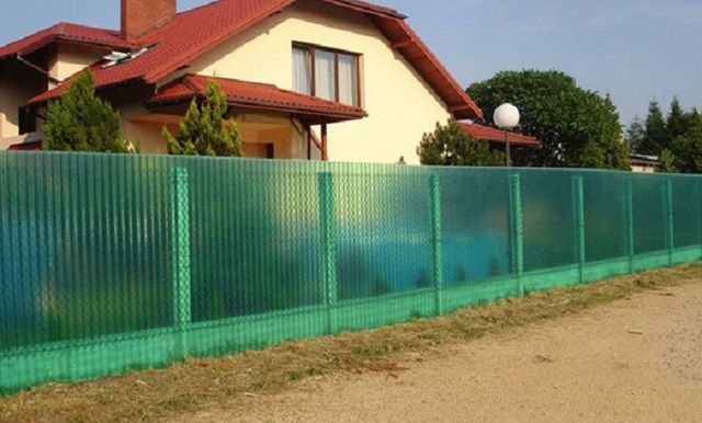 Оригинальный полупрозрачный забор из полимерного шифера