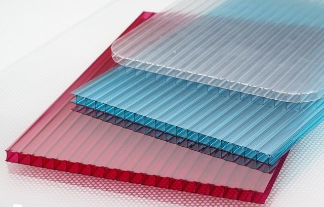 Для кровельных работ широко применяются листы сотового поликарбоната – за счет повышенных термоизоляционных качеств