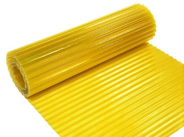 Пластиковый шифер может реализовываться в рулонах большой длины