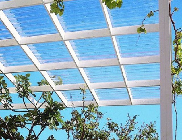 Качественному прозрачному шиферу не страшно разрушительное действие ультрафиолетового излучения