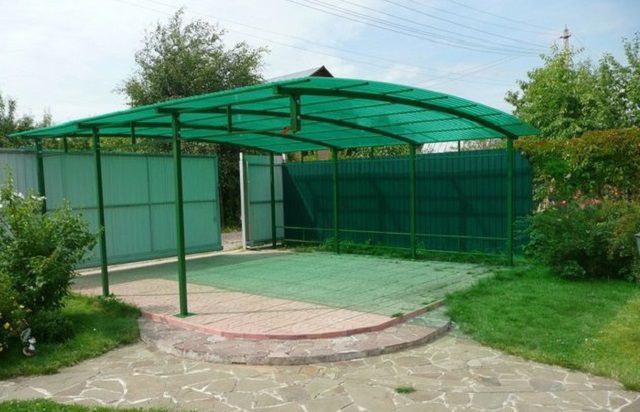 Тонированный прозрачный шифер создаст нужную тень на площадке для автомобиля