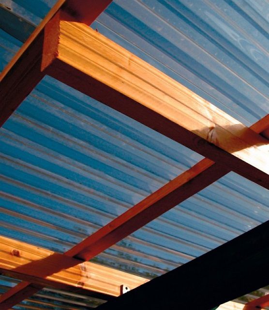 Монтаж пластикового прозрачного шифера имеет свои особенности