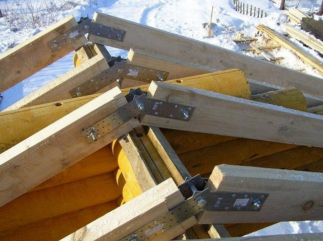 Стропильные ноги соединены в коньке шарнирным креплением