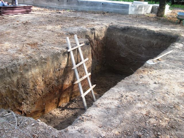 Отрывать котлован для ямы удобнее всего еще на стадии подготовительных работ, до заливки пола и возведения стен