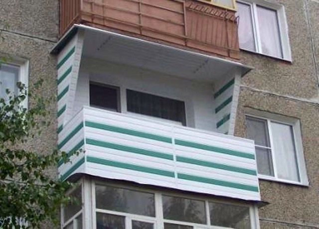 Косметический ремонт внутри балкона любой хозяин волен проводить сам, без оглядки на жилищно-эксплуатационные организации