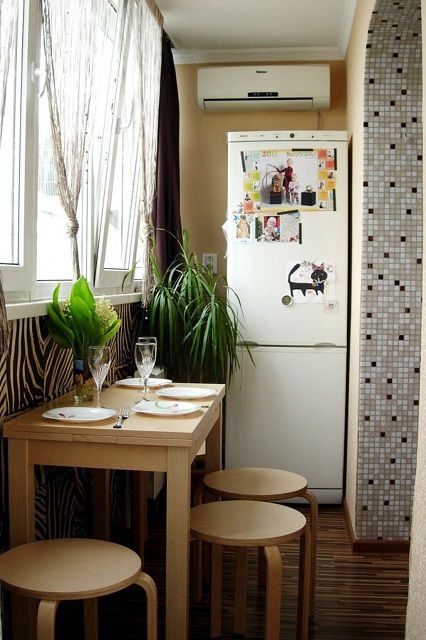 На объединенный с кухней утепленный балкон вполне можно вынести холодильник