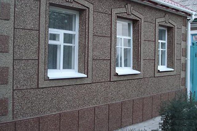 Фасад дома, отделанный каменной крошкой