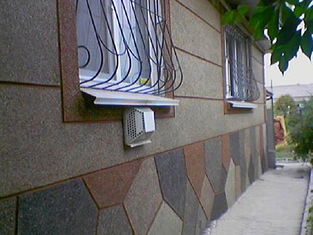 Сочетание на фасаде нескольких цементных штукатурок с различными оттенками