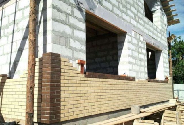 Отделку фасада кирпичом можно проводить практически параллельно с возведением самих стен