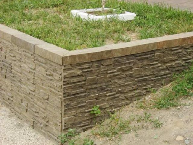 Полимерпесчаный искусственный камень существенно легче бетонного, а по внешности и эксплуатационным характеристикам – практически не уступает ему