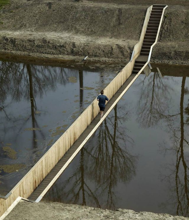 Мост Моисея в Голландии напоминает об оригинальном библейском способе переправы через Красное море