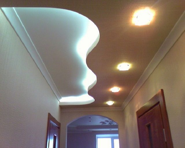 Двухъярусный потолок в коридоре, с оригинальной комбинированной системой освещения