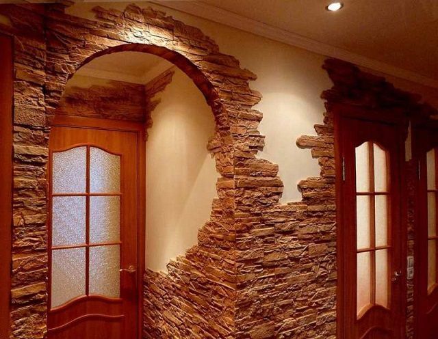 Очень выигрышно смотрятся стены, полностью или фрагментарно отделанные под натуральный камень